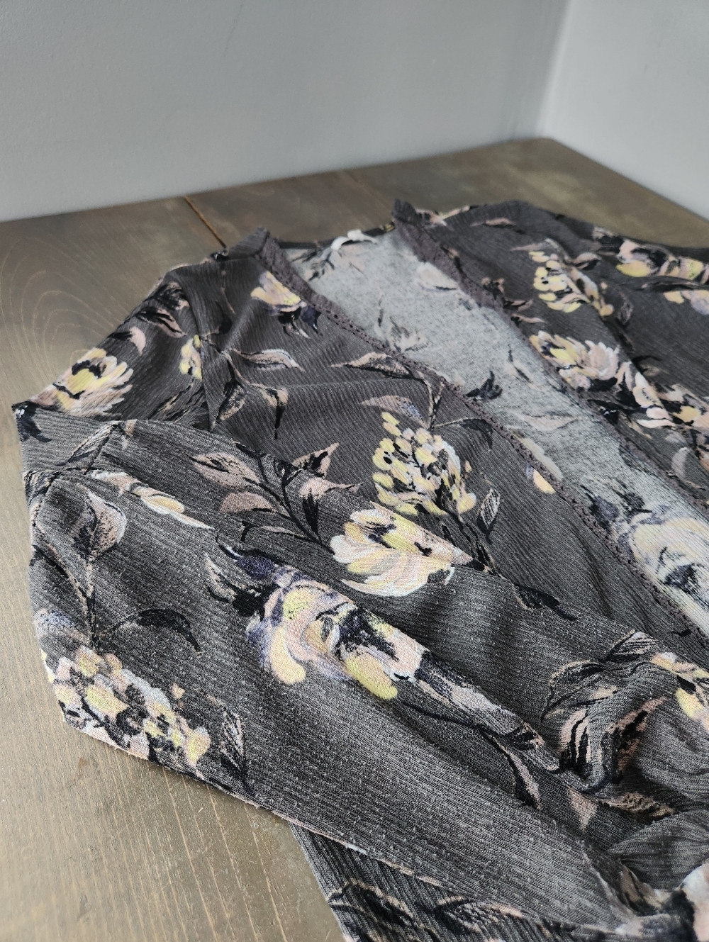 Maurices Gray Floral Crochet Trim Kimono - Size Small - Picture 11 of 16